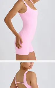 Detailopname van een roze rugloze yoga-bodysuit met gekruiste bandjes
