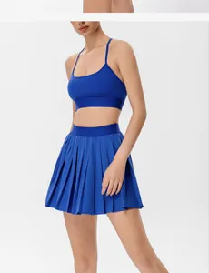 Mannequin portant un ensemble de sport bleu royal avec brassière et jupe de tennis
