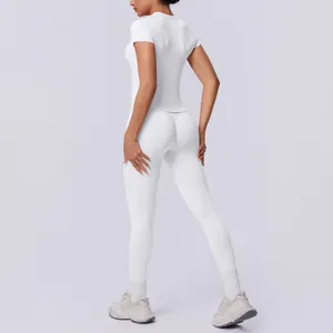 Naadloze witte yogaset met shirt met korte mouwen en een trendy push-up legging