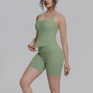 Gedetailleerd overzicht van de yoga-set voor dames met top en korte broek saliegroen set