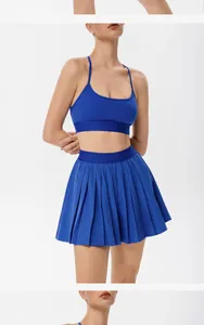 Ensemble de tennis bleu deux pièces avec soutien-gorge de sport croisé et jupe plissée