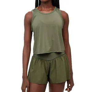 Conjunto de yoga verde oliva con falda deportiva y camiseta de tirantes transpirable