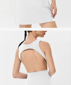 Gedetailleerd overzicht van het rugloze ontwerp en de zoom van een witte tennisjurk