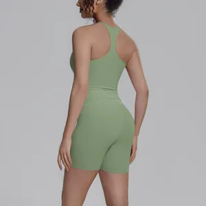Achteraanzicht vrouw in saliegroene racerback sporttanktop en biker shorts set