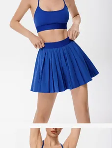 Détail rapproché d'une jupe de tennis plissée bleue avec soutien-gorge de sport