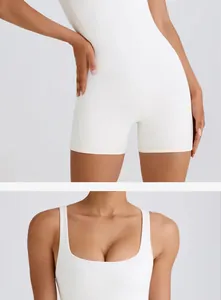Gedetailleerde close-ups van een witte yoga bodysuit die de stof en pasvorm tonen.