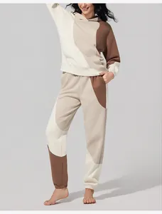 Dettaglio di un set premium di felpa con cappuccio e pantaloni jogger color-block da donna