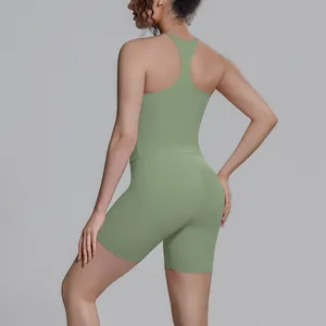 Achteraanzicht van een olijfgroene racerback sporttop en een korte strakke legging voor dames