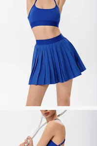 Détail de la jupe de tennis plissée bleue et de la brassière de sport avec raquette.