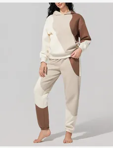 Vista completa del set felpa con cappuccio e joggers color-block beige e marrone