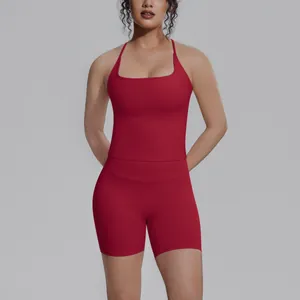 Vooraanzicht van de pasvorm en levendige rode kleur van de sport-yogaset