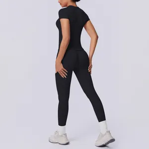 Naadloze zwarte yogaset met top met korte mouwen en leggings met push-up effect.