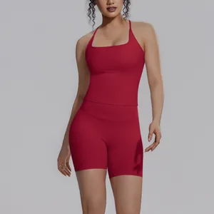 Gedetailleerde presentatie van de rode tweedelige sportoutfit op een fitnessmodel