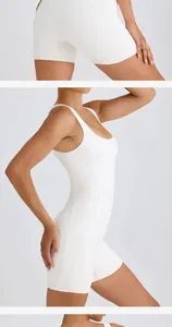 Zijaanzicht van een witte yoga romper uit één stuk met slanke pasvorm en sportief design