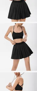 Détails d'un ensemble jupe de tennis plissée noire et brassière de sport pour femme.