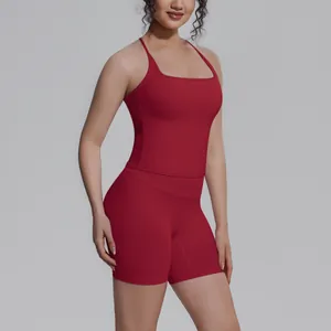 Detailopname van rode racerback yoga-top en bijpassende strakke fitnessshort