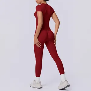 Naadloze donkerrode yogaset met top met korte mouwen en legging met hoge taille voor dames