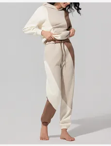 Dettaglio del set felpa con cappuccio e pantaloni jogger color block morbido da donna