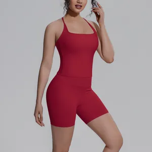 Detail van de pasvorm en de rode sneldrogende stof van de tweedelige dames yoga set.