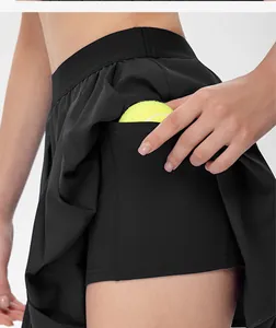 Gros plan sur une jupe de tennis plissée avec une poche intérieure pour les balles.