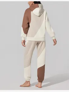 Vista posteriore di un set sportivo da donna con cappuccio e pantaloni a blocchi di colore
