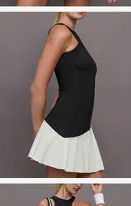 Seitenansicht eines schwarzen ärmellosen Tenniskleides mit weißem Faltenrock für Damen