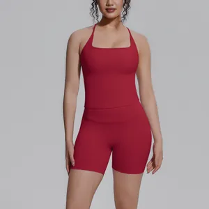 Vooraanzicht van een vrouw in een strak rood sneldrogend yoga sporttop en short setje