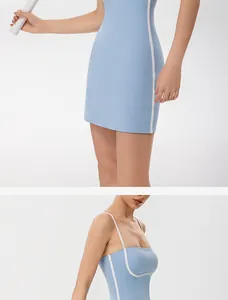 Detailansicht eines hellblauen Sport-Tenniskleids mit feinen weißen Paspelierungen