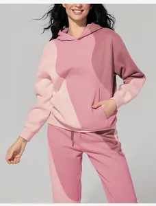 Completo da donna con felpa con cappuccio e pantaloni jogger rosa a blocchi di colore