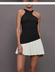 Detailansicht des schwarzen ärmellosen Oberteils und des weißen Faltenrocks am Tennis-Kleid