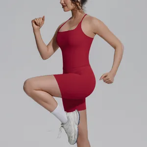 Gedetailleerd zijaanzicht van een vrouw in een rode sneldrogende yoga-set met top en short