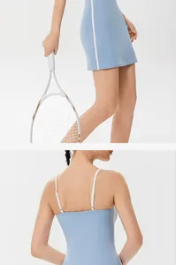 Detailansicht des hellblauen Tenniskleides mit Spaghettiträgern und Seitenstreifen