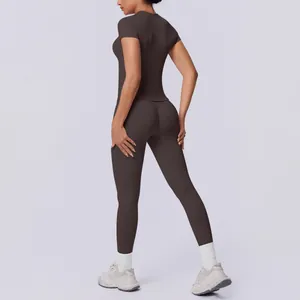 Naadloze tweedelige yogaset in donkerbruin met shirt met korte mouwen en legging