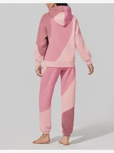 Vista posteriore di una tuta con cappuccio rosa a blocchi di colore per abbigliamento casual
