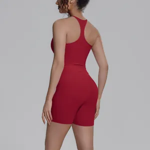 Achteraanzicht van een rode racerback yogatop en biker shorts set