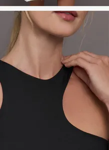 Detailaufnahme eines schwarzen ärmellosen Tennisrocks im Ballettstil mit schickem Ausschnitt.
