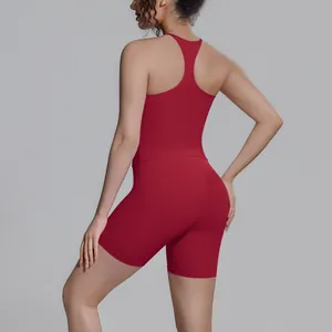 Achteraanzicht van rode T-back sporttop en strakke short yogaset voor dames