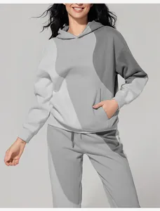 Dettaglio di un set felpa con cappuccio e pantaloni grigio color-block da sport donna