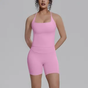 Vooraanzicht van roze yoga-set met tanktop en bijpassende korte broek met hoge taille.