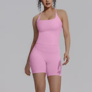 Gedetailleerd overzicht van roze yoga-set met racerback tanktop en strakke short