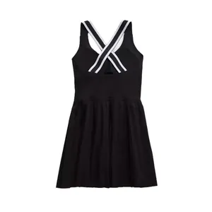 Elegantes schwarzes Tennis-Kleid mit gekreuztem Rücken, weißen Streifen und Faltenrock Damen