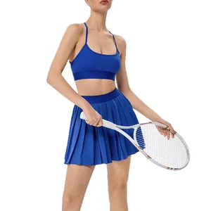 Ensemble de tennis bleu royal deux pièces avec brassière dos croisé et jupe plissée