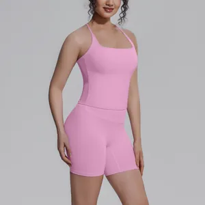 Tweedelige roze fitnessset met racerback tanktop en strakke sportieve korte broek.
