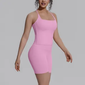 Roze yogaset voor dames, inclusief sportief hemdje en bijpassende strakke korte broek.