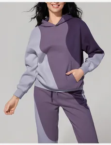 Dettaglio della tuta da ginnastica viola da donna con felpa con cappuccio e joggers