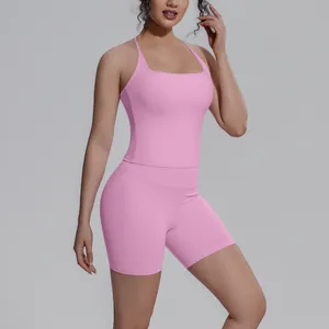 Close-up van een roze tweelig yoga-set met top met vierkante hals en shorts voor dames