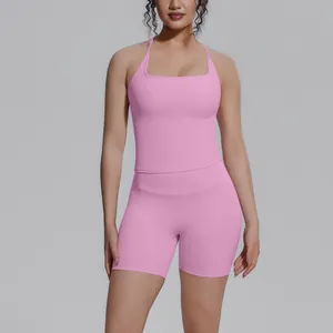Gedetailleerd overzicht van het roze dames yogapak met de pasvorm van de tanktop en de korte broek