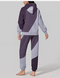 Vista posteriore dettagliata del completo sportivo donna con felpa e pantaloni jogging