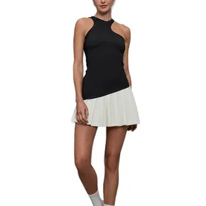 Ärmelloser Tennis-Body im Ballett-Stil mit schwarzem Oberteil und weißem Faltenrock