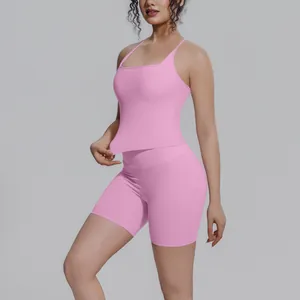Detailweergave van de roze yogaset die de sportieve pasvorm en de stof laat zien.